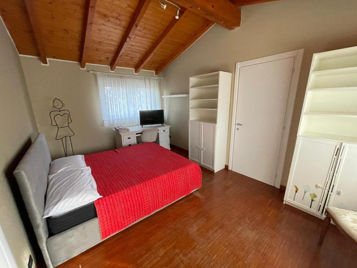 Lussuosa Villa Vicino Alla Stazione Caronno Pertusella Extérieur photo