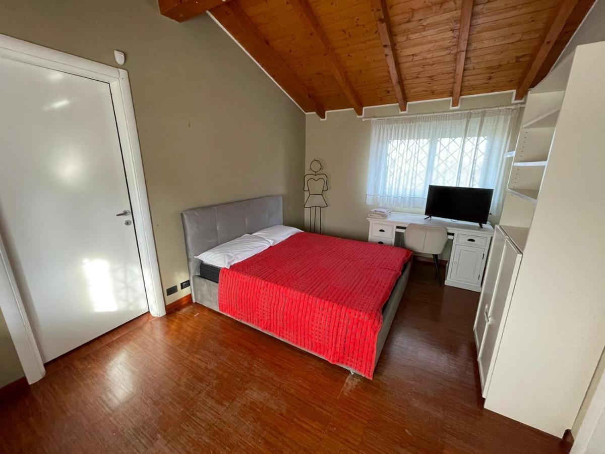 Lussuosa Villa Vicino Alla Stazione Caronno Pertusella Extérieur photo